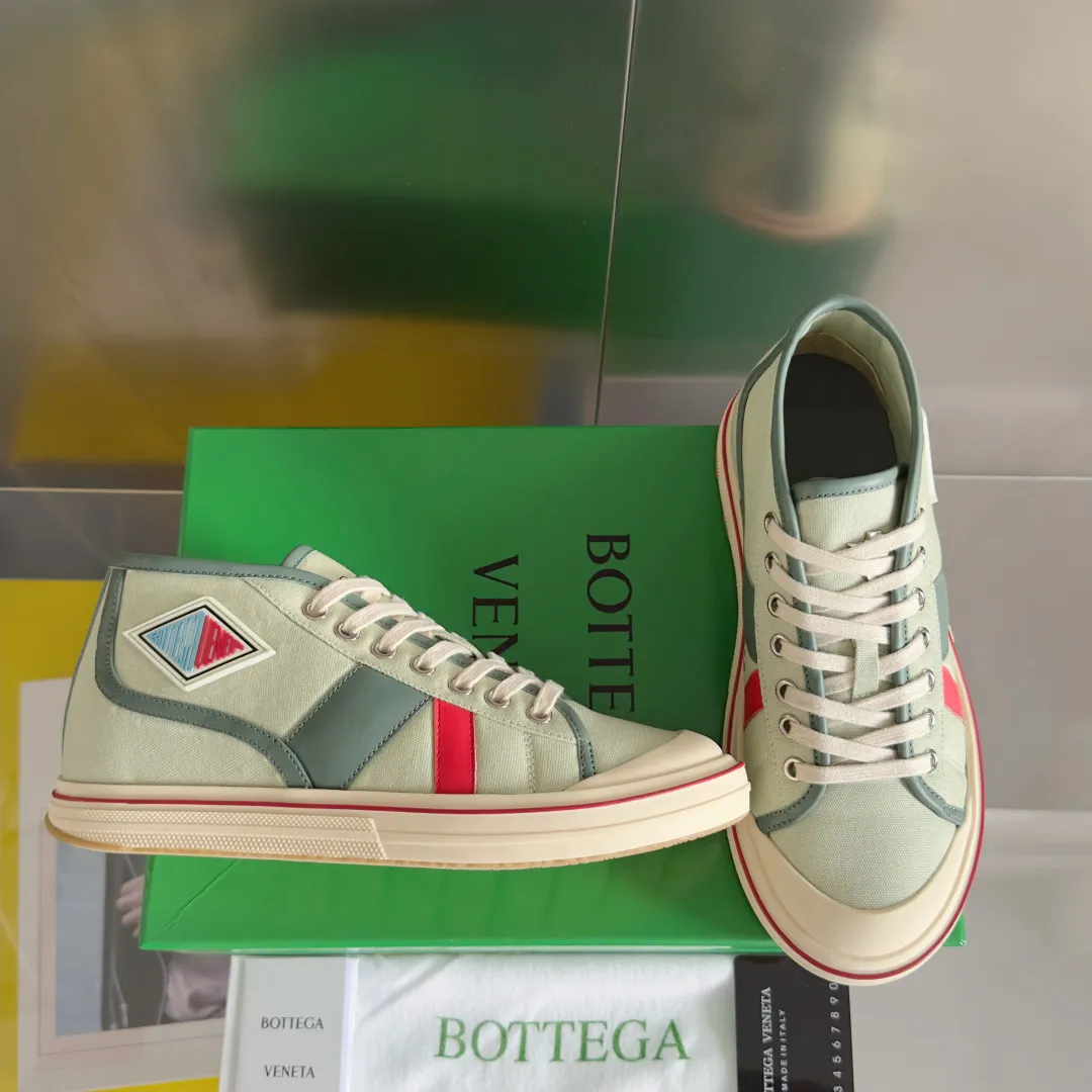 Top version: Couple model 580💰 Bottega Veneta Bottega Veneta BV’s latest Eliot series retro basketball shoes casual sports canvas shoes Bottega Veneta 2025 spring and summer show new shoes Eliot is on the market. Inspired by retro basketball sneakers, the color combination highlights youthful vitality and perfectly interprets the theme of youth and childlike innocence. The details are also very particular. The summer canvas brings excellent durability and comfort. Designs such as calfskin trim, rubber toe caps and hand-painted retro red lines are full of retro feel. The round toe and convex sole add a modern feel. Exquisite packaging at the delivery counter🛍📦 ▪️Fabrics: Original customized high-density canvas + cowhide ▪️Inner lining: Original customized breathable canvas ▪️Sole: Original open-molded anti-slip TPU material ▪️Sole thickness: 3CM ▪️Size: Women’s 35-41 / [Men’s 39-45 pre-sale]